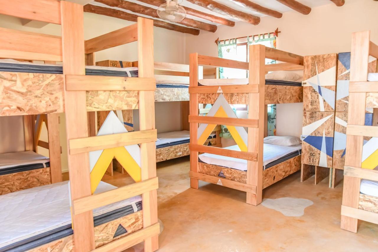 Cama en habitación compartida mixta con 10 camas y aire acondicionado
